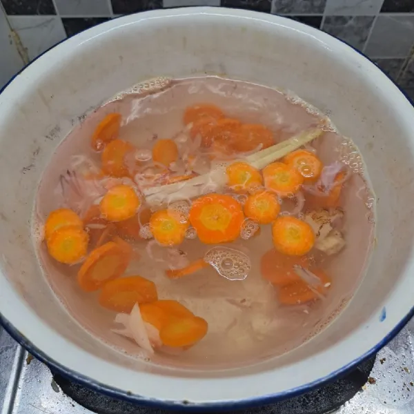 Masukkan wortel, masak sampai ½ matang.