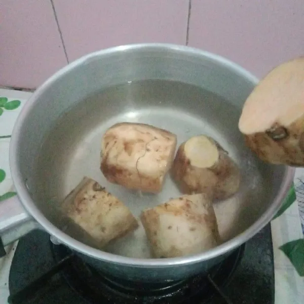 Rebus ubi selama 30 menit atau sampai matang.