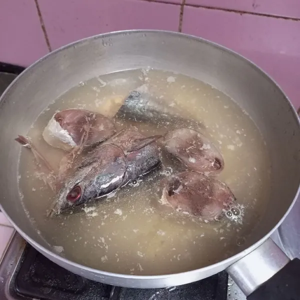 Rebus ikan tongkol (beri sedikit garam) sampai mendidih. Tiriskan.