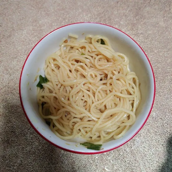 Siapkan mangkok, tambahkan sedikit kecap asin, beri kuah bumbu ayam lalu masukan mie yang sudah direbus, aduk rata.