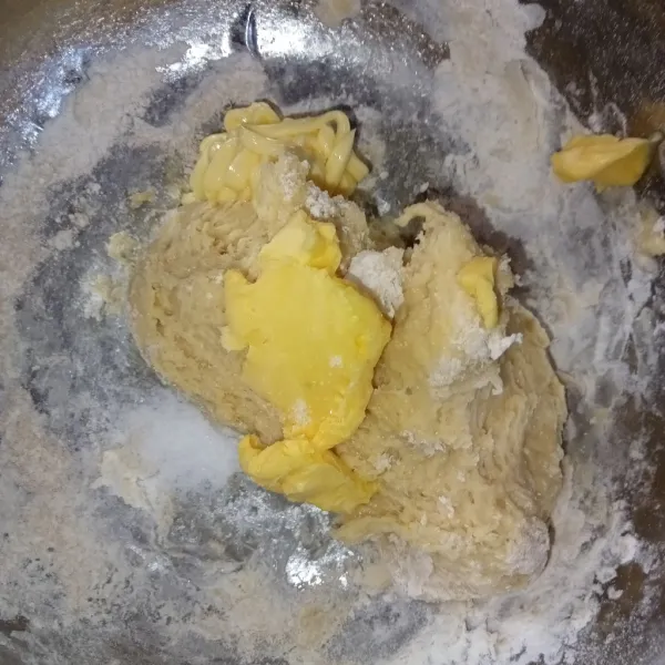 Masukkan margarin dan garam, uleni hingga kalis elastis.