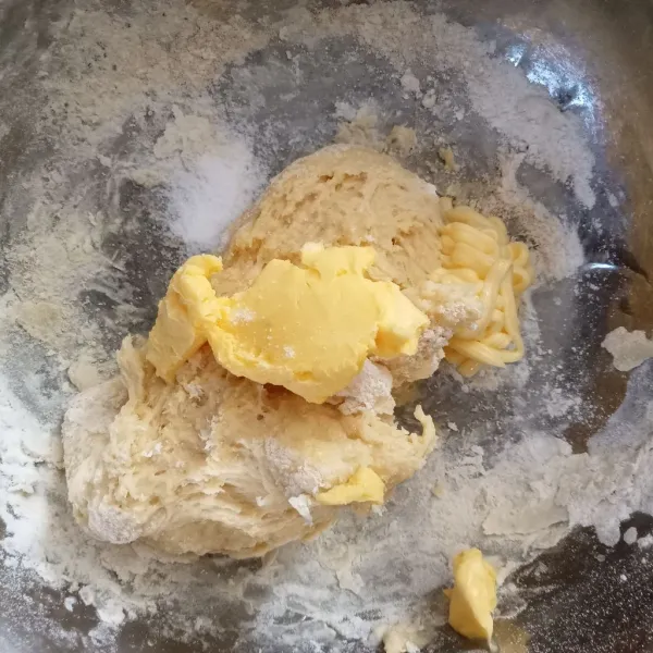 Uleni hingga kalis kemudian masukkan butter dan garam.