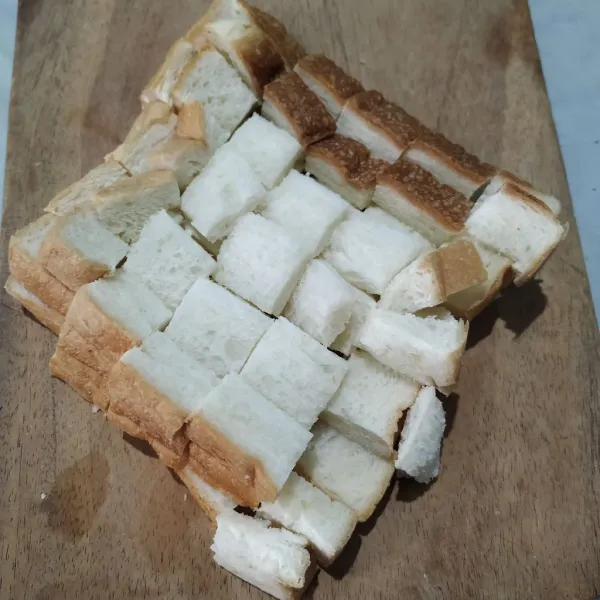 Potong roti tawar menjadi dadu kecil.