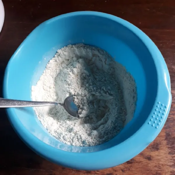 Campurkan tepung terigu dan baking powder, aduk rata.
