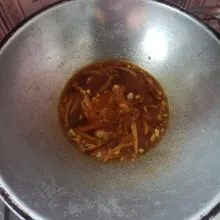 Setelah itu tambahkan air secukupnya kemudian masukkan garam, gula, lada bubuk, saus tomat, saus tiram dan kecap manis, aduk rata.