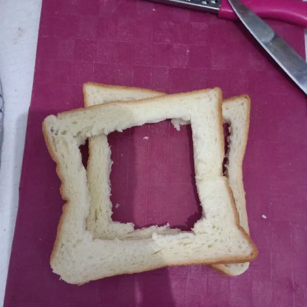 Siapkan roti tawar, lubangi bagian tengah roti membentuk segi empat.