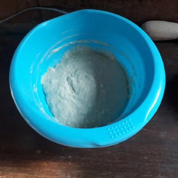 Masukkan bahan cair sedikit demi sedikit ke dalam tepung terigu sambil diaduk hingga rata dan tidak bergerindil.