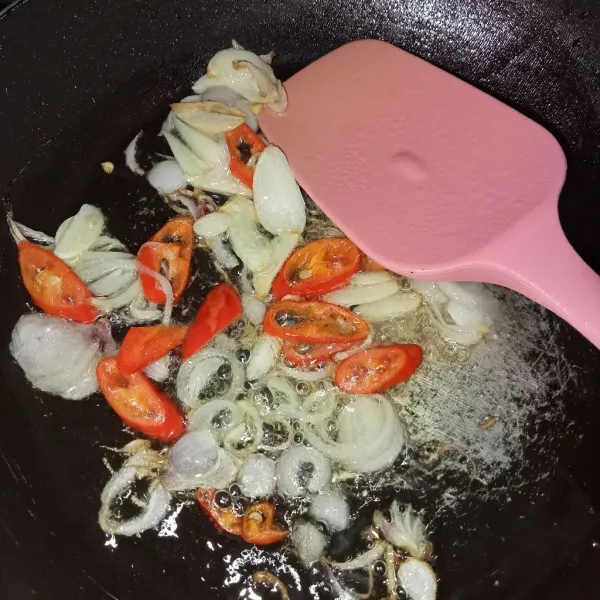 Tumis bawang merah, bawang putih dan cabai merah besar dengan minyak secukupnya hingga harum.