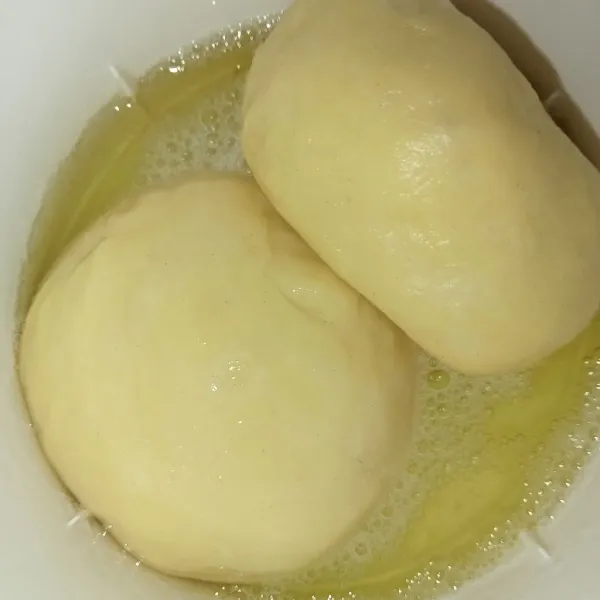 Celupkan adonan ke dalam putih telur.