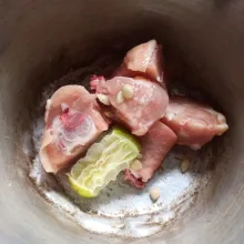 Potong-potong paha ayam, kucuri dengan jeruk nipis, diamkan sesaat kemudian bilas sampai bersih.