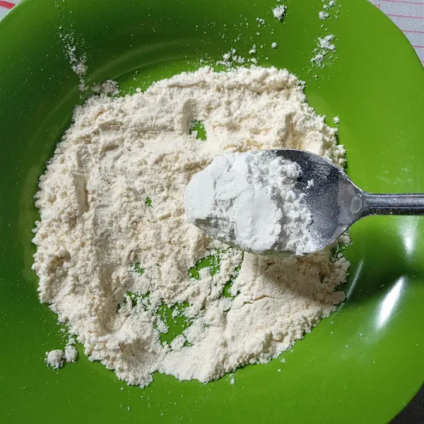 Sisa tepung bumbu tambahkan tepung beras, aduk rata.