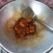 Selanjutnya masukkan ayam, masak hingga bumbu meresap dan air menyusut.
