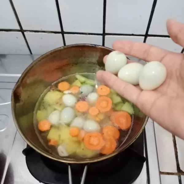 Masukkan wortel, labu siam & telur. Masak hingga sayur lunak