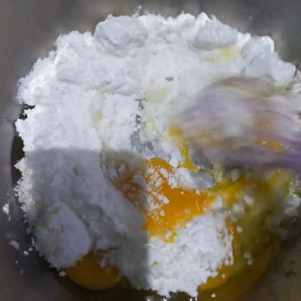 Kocok telur dan gula halus dengan menggunakan whisk.