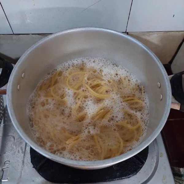 Panaskan air hingga mendidih,lalu rebus spagheti hingga matang, angkat tiriskan