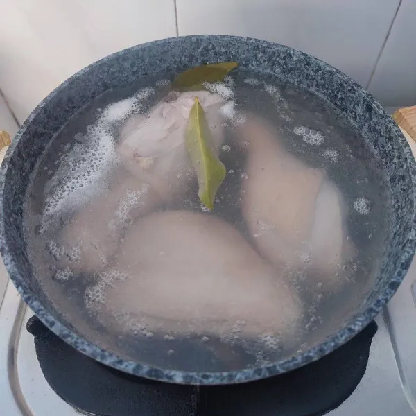 Rebus ayam dengan daun salam hingga empuk. Buang air rebusan dan tiriskan.