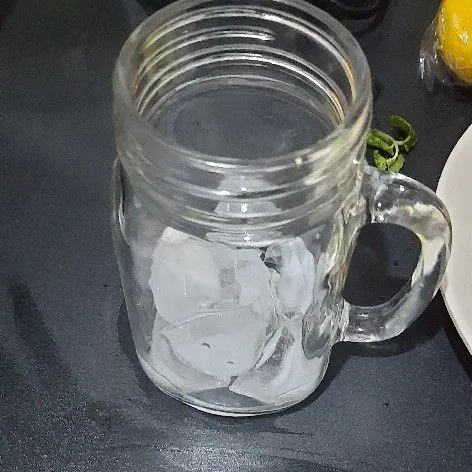 Siapkan es batu.
