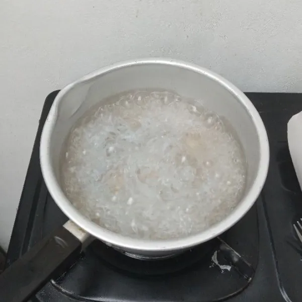 Rebus mie shirataki hingga mekar dan matang, buang airnya.
