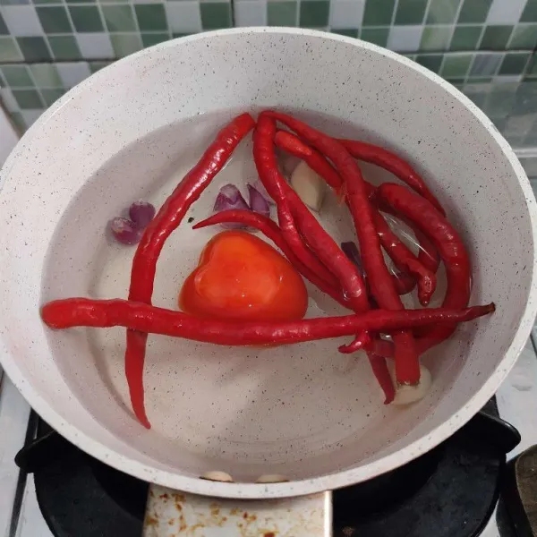Rebus cabe, tomat, bawang merah, dan bawang putih hingga layu. Kemudian tiriskan.