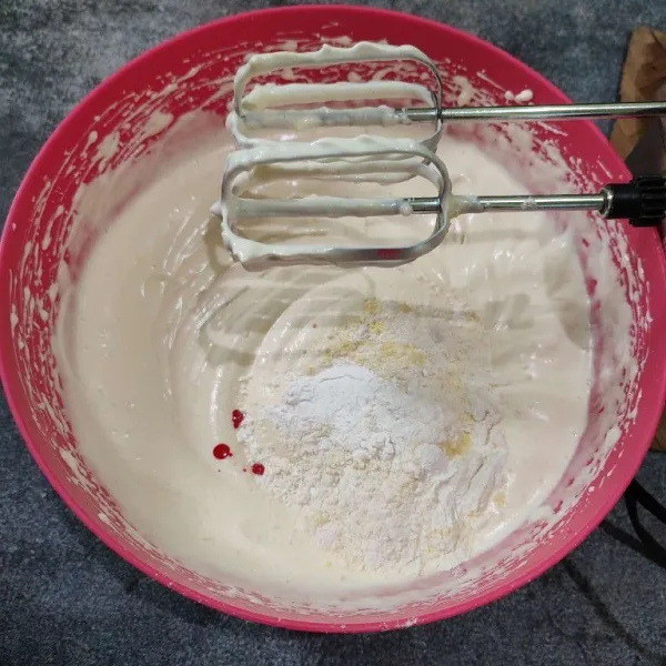 Kemudian masukkan tepung terigu, susu bubuk, tepung maizena serta pewarna pink. Mixer dengan kecepatan rendah sebentar saja hingga tercampur rata.