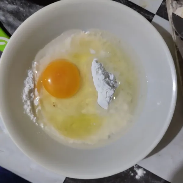 Ambil 3 sdm adonan tepung kering lalu tambahkan telur dan air, aduk rata.