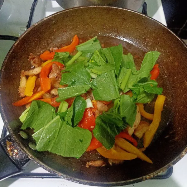 Masukkan irisan daun sosin kedalam osengan ayam dan paprika