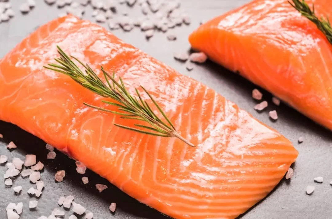 daging salmon makanan tinggi protein