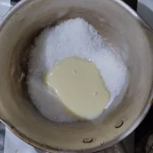 Campurkan nutrijel kelapa, kental manis dan gula pasir.