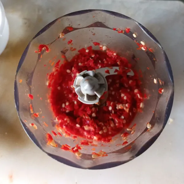 Haluskan cabe dan tomat.