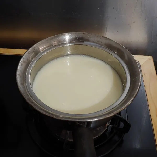 Soy Pudding :  Masukkan susu kedelai, agar agar plain dan gula ke dalam panci