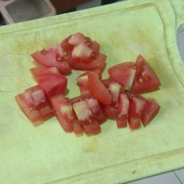 Potong kotak tomat.