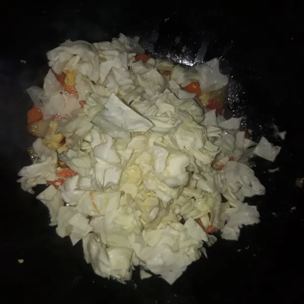 Masukkan kubis, aduk-aduk sampai layu.
