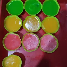 Bagi menjadi 3 bagian dan beri pewarna. Tuang dalam cetakan bunga mawar biarkan hingga dingin.