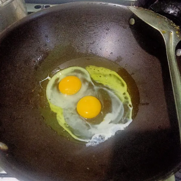 Lalu siapkan wajan berisikan minyak lalu pecahkan telur ,masukkan kedalam wajan.