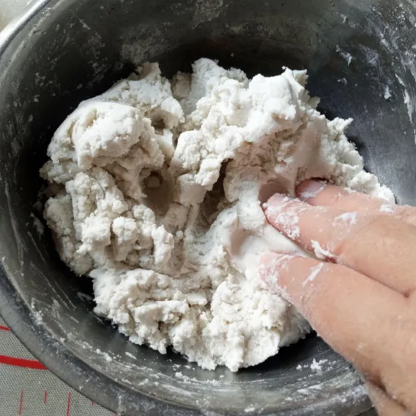Tambahkan tepung ketan, ulen sampai tercampur. Tuang air bertahap sambil diulen sampai kalis dan bisa dibentuk.