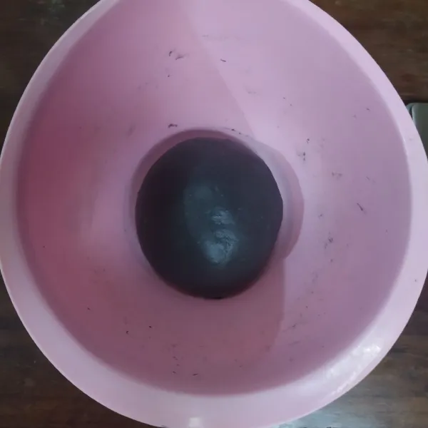 Bulatkan adonan, tutup dengan kain bersih lalu diamkan selama 60 menit.