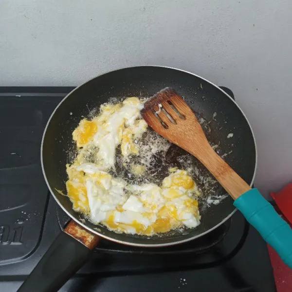 Panaskan 3 sdm minyak, masukkan telur, masak orak-arik.