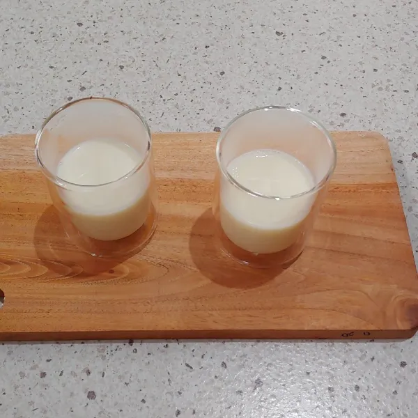 Siapkan 6–8 buah gelas tinggi / jar, isi setengah gelas adonan pudding susu kedelai ke dalam gelas / jar yang telah disiapkan, diamkan hingga agak mengeras