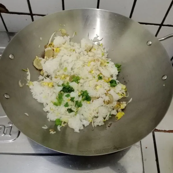 Masukkan nasi, toge & daun bawang. Aduk hingga tercampur rata