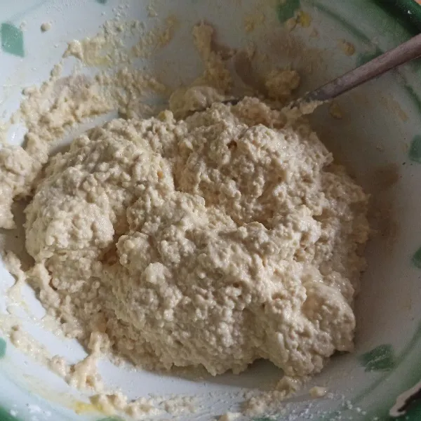 Campur tahu dengan tepung terigu, tepung tapioka dan telur, aduk hingga tercampur rata.