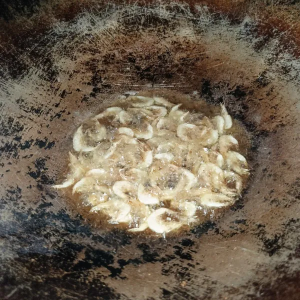 Goreng udang rebon sampai matang, angkat dan tiriskan.