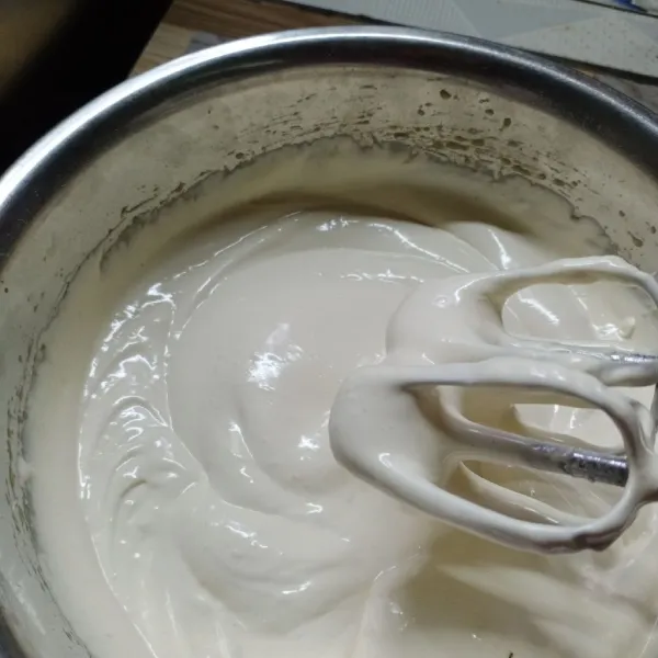 Masukkan telur, gula, vanilla, sp, terigu, maizena dan susu bubuk ke dalam wadah. Mixer selama 6 menit dengan kecepatan tinggi sampai kental berjejak.