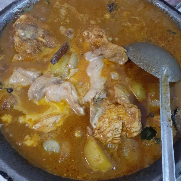 Tuangkan santan encer, masak hingga santan mendidih. Tuangkan santan kental, tambahkan penyedap dan garam halus. Masak hingga santan mendidih dan ayam matang. Sajikan dengan taburan bawang merah goreng.