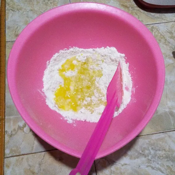 Campurkan tepung terigu dan maizena ke dalam mangkuk. Panaskan air, margarin dan garam. Biarkan uap panasnya hilang. Lalu masukkan ke dalam bahan kering.