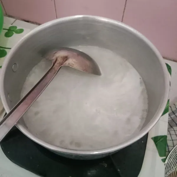 Tambahkan air masak sampai mendidih