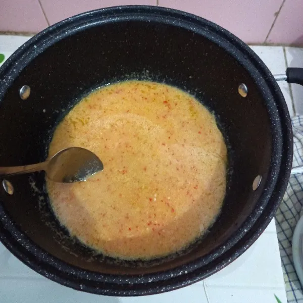 Tumis bumbu halus hingga harum, tambahkan air, masak sampai mendidih.