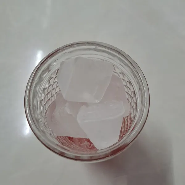 Tambahkan es batu sampai gelas penuh.
