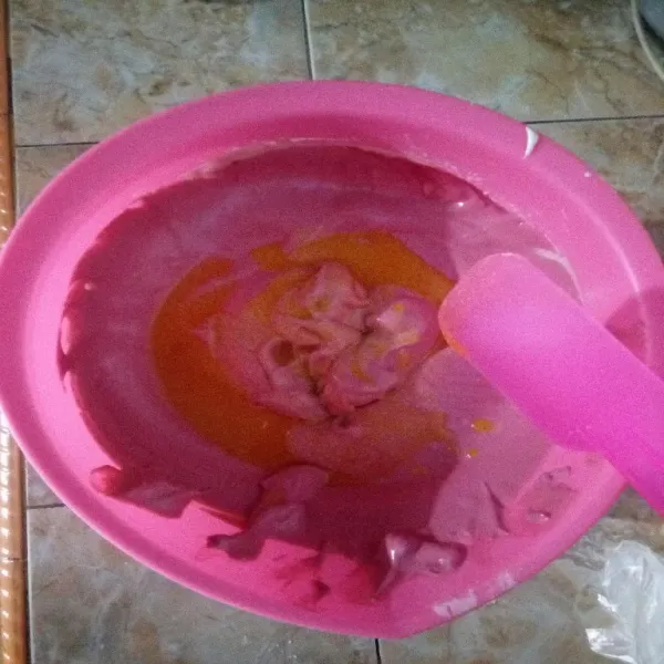 Terakhir masukkan margarin cair dan aduk balik dengan spatula.
