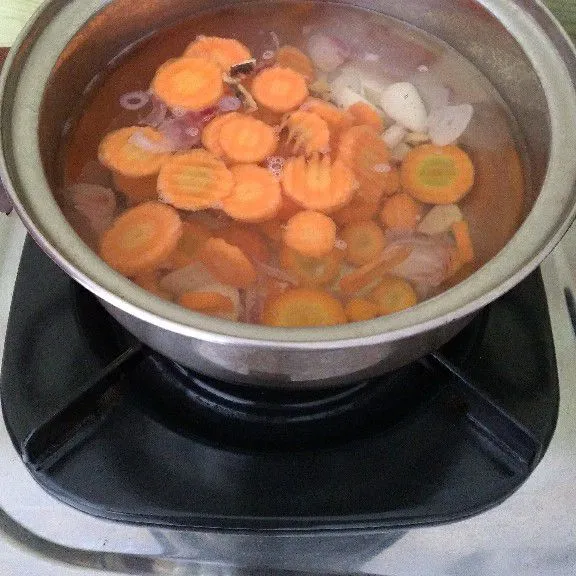 Masukkan wortel dan masak hingga empuk.