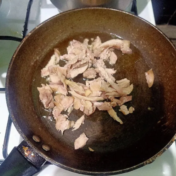 Siapkan wajan lalu masukkan minyak goreng .setelah panas masukkan suwiran filet ayam. Oseng beberapa menit sampai setengah matang